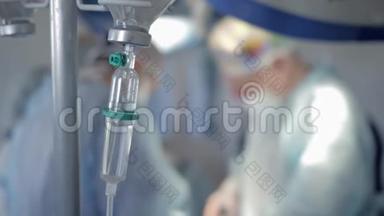 静脉滴注药的重点，外科医生团队在病人的背景下进行手术的重点。